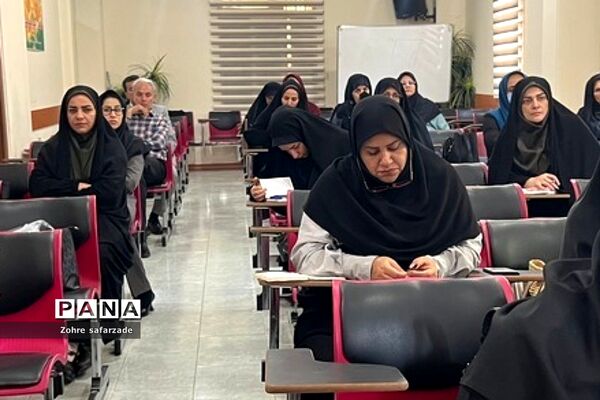 جلسه ارزیابی کیفیت‌بخشی به عملکرد مدیریت مراکز آموزشی در آموزش و پرورش رودهن