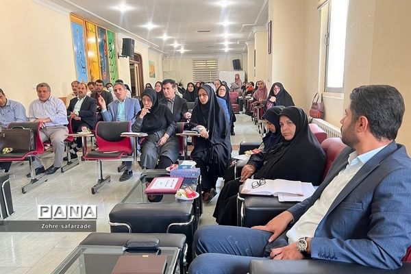 جلسه ارزیابی کیفیت‌بخشی به عملکرد مدیریت مراکز آموزشی در آموزش و پرورش رودهن