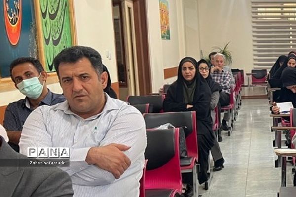 جلسه ارزیابی کیفیت‌بخشی به عملکرد مدیریت مراکز آموزشی در آموزش و پرورش رودهن