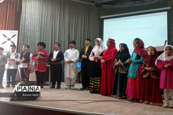 مراسم تجلیل از دانش‌آموزان برتر در رشته رباتیک شهرستان ورامین