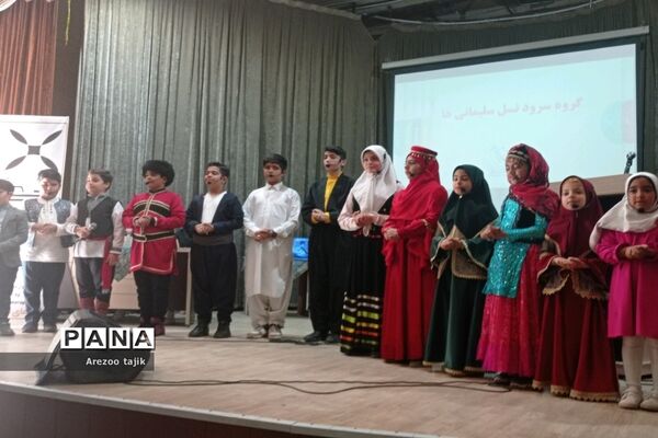 مراسم تجلیل از دانش‌آموزان برتر در رشته رباتیک شهرستان ورامین