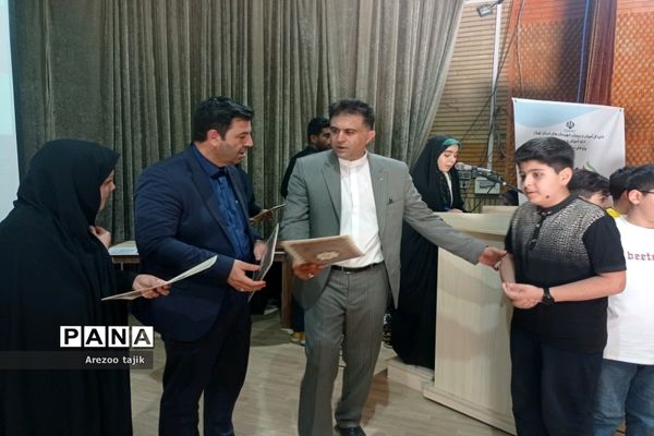 مراسم تجلیل از دانش‌آموزان برتر در رشته رباتیک شهرستان ورامین