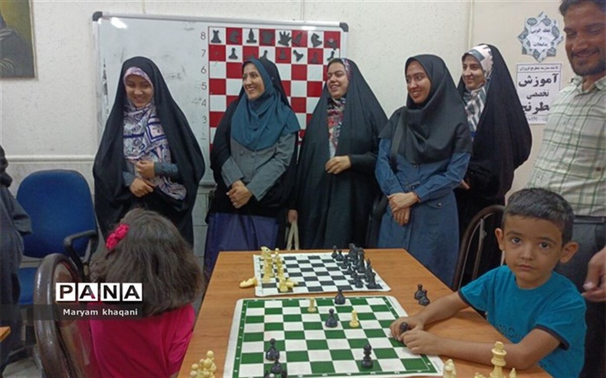 جلسه تجربه نگاری معلمین جوان ناحیه 3  در کانون فرهنگی حضرت زینب (س)
