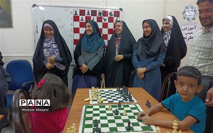 جلسه تجربه نگاری معلمین جوان ناحیه 3  در کانون فرهنگی حضرت زینب (س)