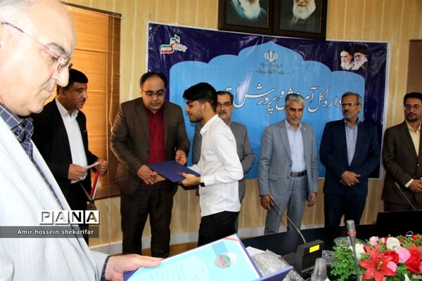 تجلیل از مدال‌آوران المپیاد‌های علمی و ادبی استان یزد در سال ۱۴۰۱