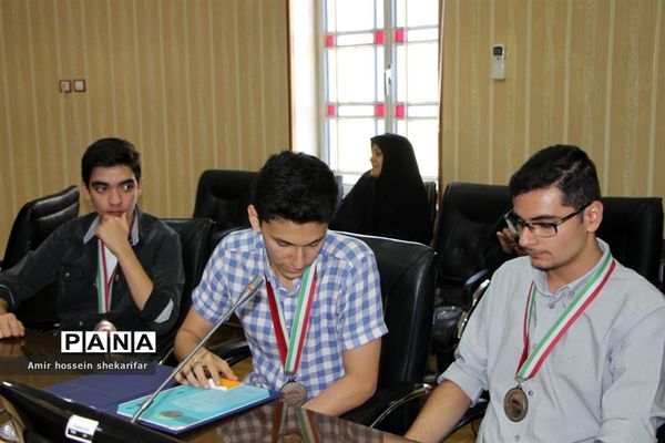 تجلیل از مدال‌آوران المپیاد‌های علمی و ادبی استان یزد در سال ۱۴۰۱