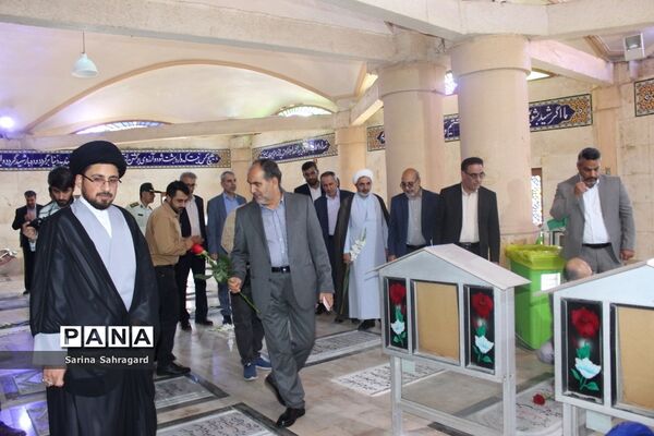 عطر افشانی و غبار روبی قبور مطهر شهدا در بوشهر