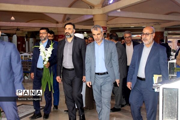 عطر افشانی و غبار روبی قبور مطهر شهدا در بوشهر