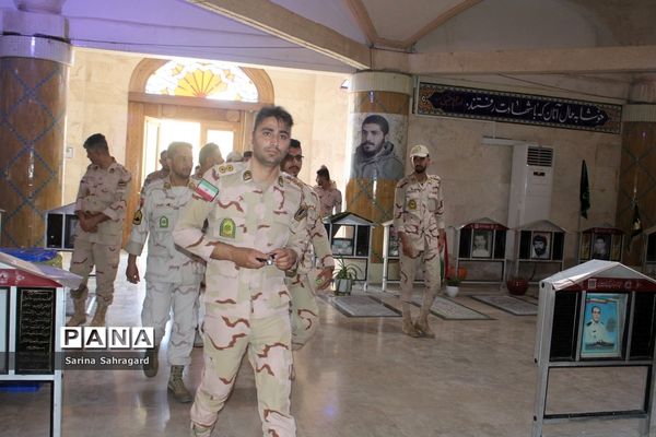 عطر افشانی و غبار روبی قبور مطهر شهدا در بوشهر