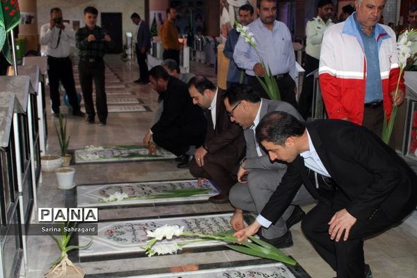عطر افشانی و غبار روبی قبور مطهر شهدا در بوشهر