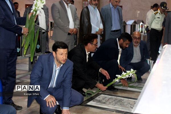 عطر افشانی و غبار روبی قبور مطهر شهدا در بوشهر