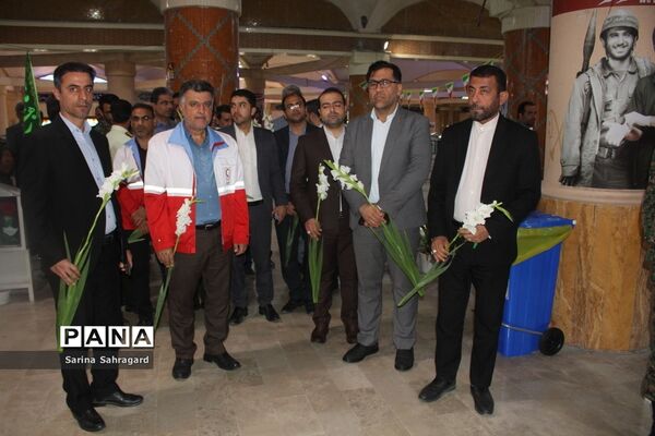 عطر افشانی و غبار روبی قبور مطهر شهدا در بوشهر