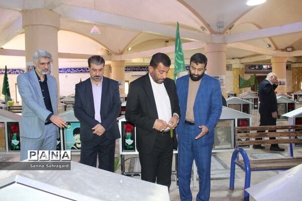 عطر افشانی و غبار روبی قبور مطهر شهدا در بوشهر