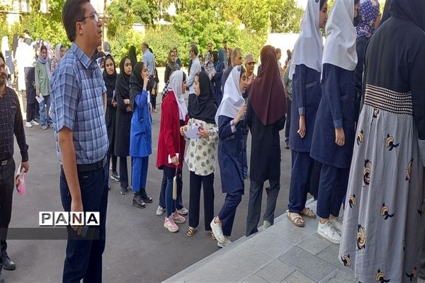 رقایت دانش‌آموزان دختر برای ورود به مدارس استعدادهای درخشان