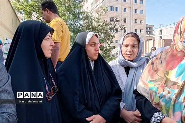 حضور رئیس سازمان پرورش استعدادهای درخشان کشور میان اولیای دانش‌آموزان داوطلب آزمون تیزهوشان