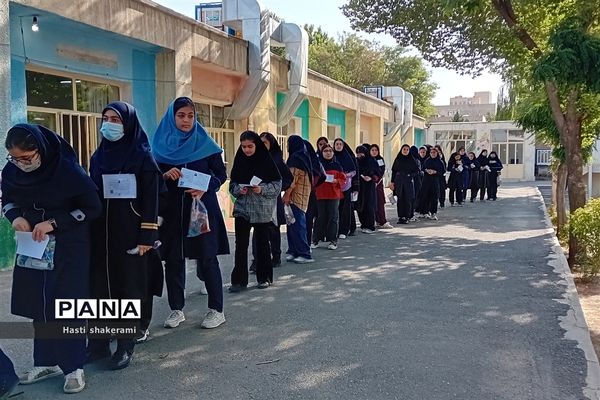 حضور رئیس سازمان پرورش استعدادهای درخشان کشور میان اولیای دانش‌آموزان داوطلب آزمون تیزهوشان