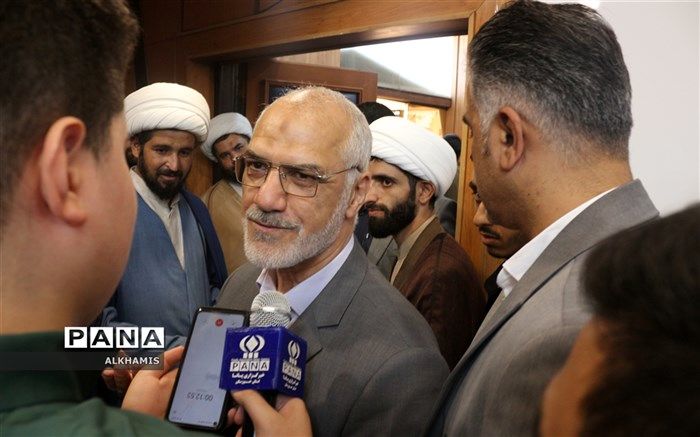 همه مکاتب دنیا برای به دست آوردن ذهن دانش‌آموزان تلاش می‌کنند