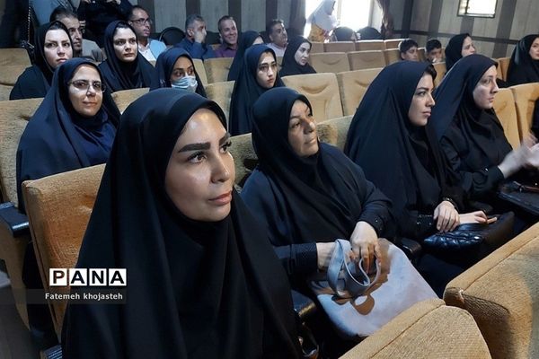 مراسم تجلیل از پیشگامان دانش و تربیت مدارس غیردولتی شهرستان قرچک