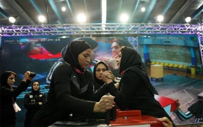 زورآزمایی دختران نوجوان مچ‌انداز برای پوشیدن پیراهن تیم ملی‌