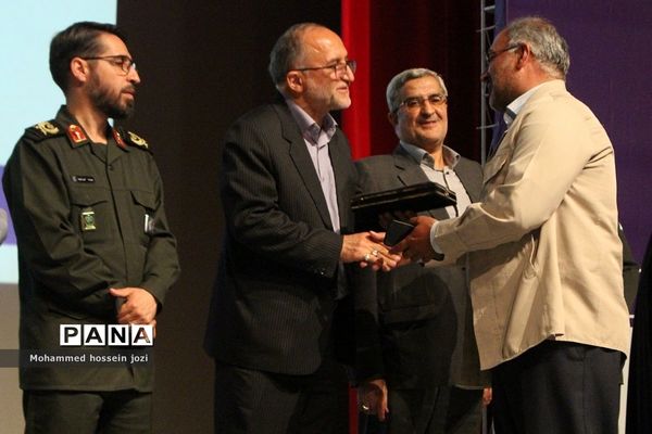 آیین اختتامیه و تجلیل از برگزیدگان اولین جشنواره روایت جهاد در قم