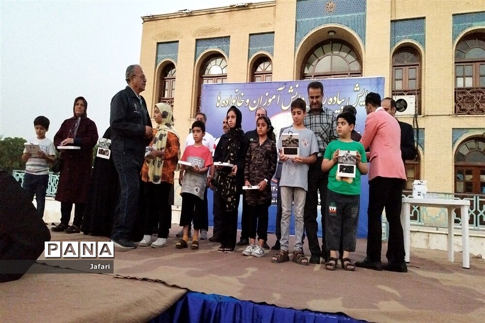 همایش پیاده‌روی دانش‌آموزان اصفهانی به‌مناسبت فر‌ارسیدن عید قربان