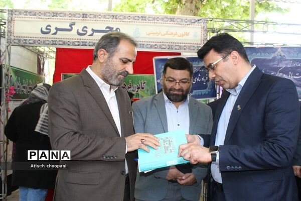 بازدید معاون پرورشی و فرهنگی شهر تهران از غرفه آثار و دستاوردهای دانش‌آموزان در آیین افتتاحیه فعالیت‌های اوقات فراغت