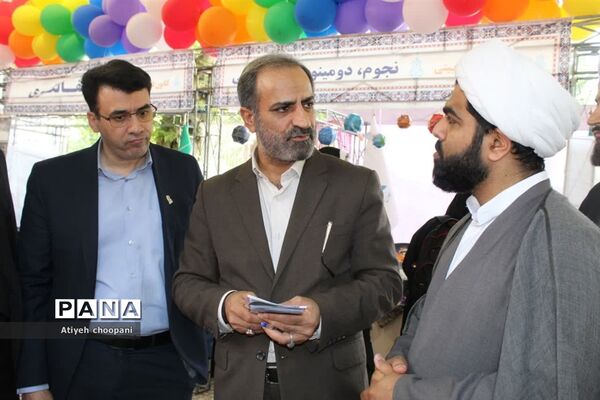 بازدید معاون پرورشی و فرهنگی شهر تهران از غرفه آثار و دستاوردهای دانش‌آموزان در آیین افتتاحیه فعالیت‌های اوقات فراغت