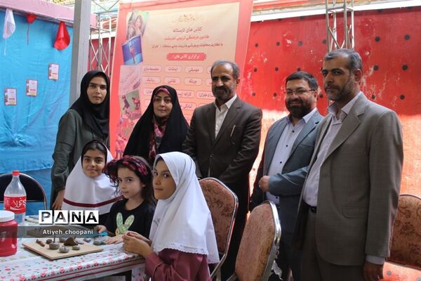 بازدید معاون پرورشی و فرهنگی شهر تهران از غرفه آثار و دستاوردهای دانش‌آموزان در آیین افتتاحیه فعالیت‌های اوقات فراغت