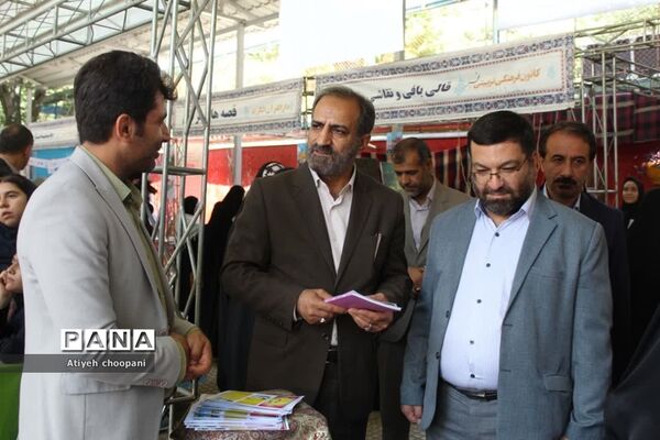 بازدید معاون پرورشی و فرهنگی شهر تهران از غرفه آثار و دستاوردهای دانش‌آموزان در آیین افتتاحیه فعالیت‌های اوقات فراغت