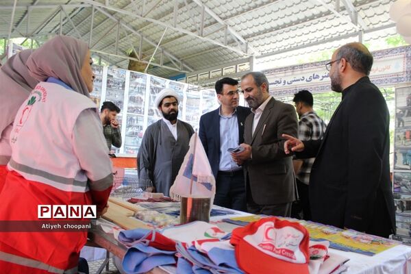 بازدید معاون پرورشی و فرهنگی شهر تهران از غرفه آثار و دستاوردهای دانش‌آموزان در آیین افتتاحیه فعالیت‌های اوقات فراغت