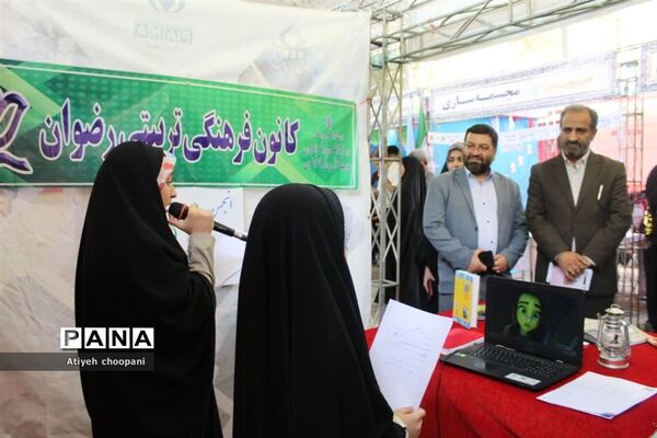بازدید معاون پرورشی و فرهنگی شهر تهران از غرفه آثار و دستاوردهای دانش‌آموزان در آیین افتتاحیه فعالیت‌های اوقات فراغت