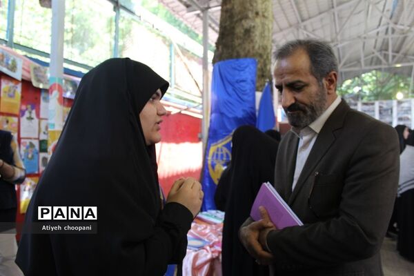 بازدید معاون پرورشی و فرهنگی شهر تهران از غرفه آثار و دستاوردهای دانش‌آموزان در آیین افتتاحیه فعالیت‌های اوقات فراغت