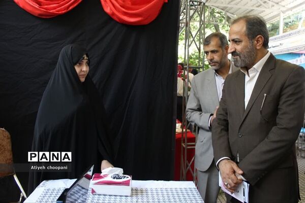 بازدید معاون پرورشی و فرهنگی شهر تهران از غرفه آثار و دستاوردهای دانش‌آموزان در آیین افتتاحیه فعالیت‌های اوقات فراغت
