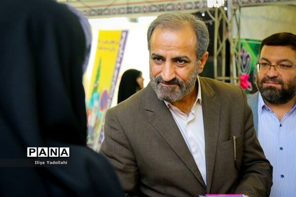 بازدید معاون پرورشی و فرهنگی شهر تهران از غرفه‌های دانش‌آموزی