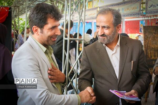 بازدید معاون پرورشی و فرهنگی شهر تهران از غرفه‌های دانش‌آموزی