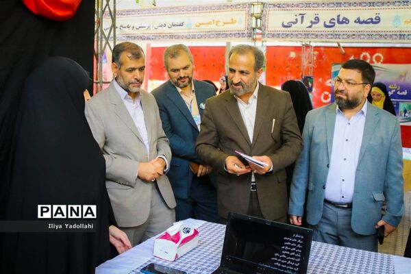 بازدید معاون پرورشی و فرهنگی شهر تهران از غرفه‌های دانش‌آموزی