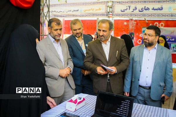 بازدید معاون پرورشی و فرهنگی شهر تهران از غرفه‌های دانش‌آموزی