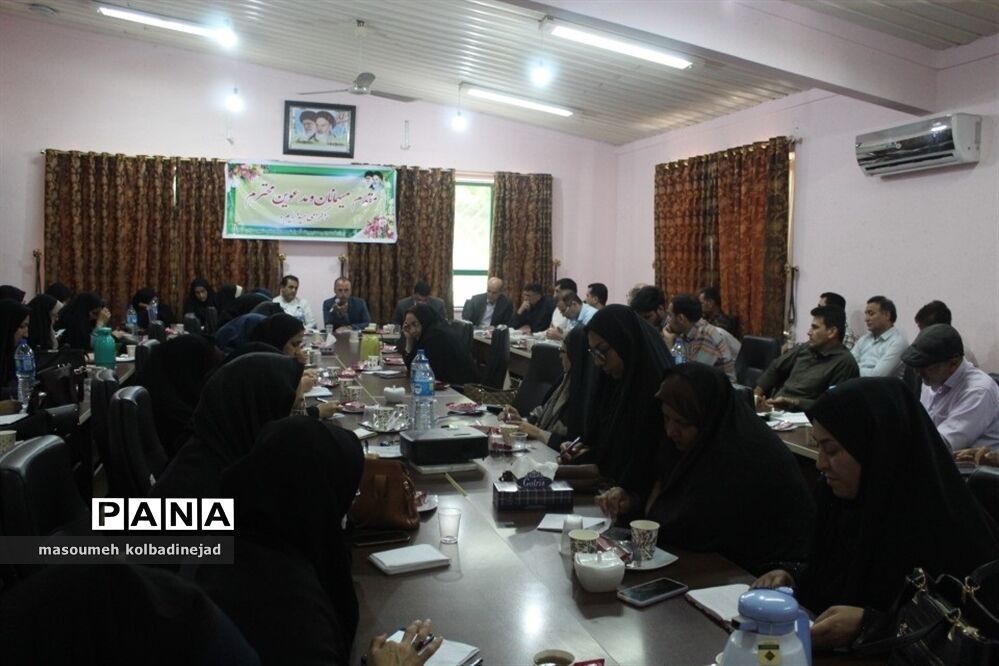 نشست مدیران مدارس در گلوگاه