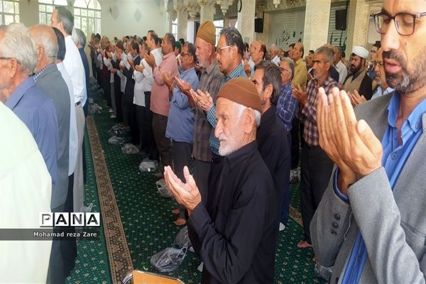 برپایی نماز عید قربان در امامزاده سید حمزه، کاشمر
