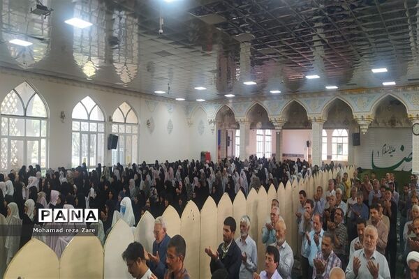 برپایی نماز عید قربان در امامزاده سید حمزه، کاشمر