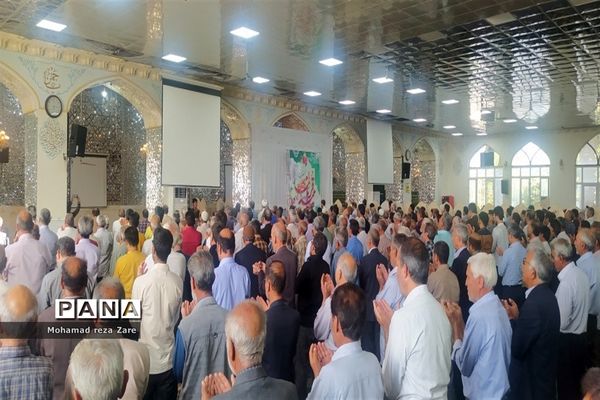 برپایی نماز عید قربان در امامزاده سید حمزه، کاشمر