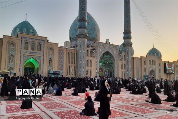 حال و هوای مسجد جمکران و کوه خضر نبی در روز عرفه