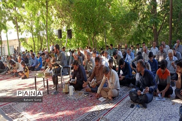 قرائت دعای عرفه در جوار حرم امامزاده سلطان نورالدین اردکان