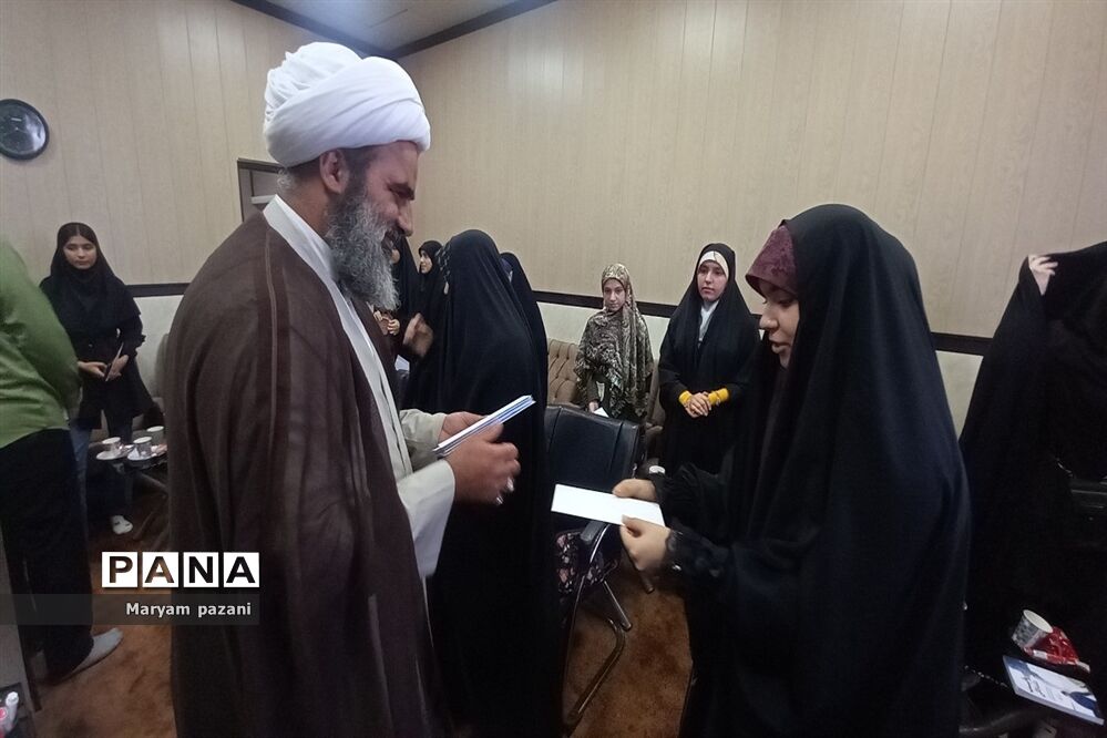 دیدار دانش‌آموزان فعال کارگروه‌های تربیتی با امام جمعه شهرستان ملارد
