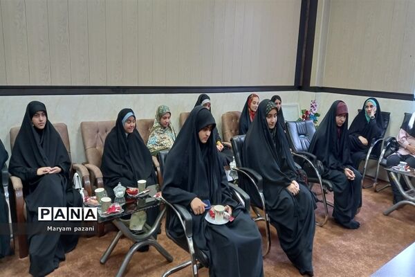 دیدار دانش‌آموزان فعال کارگروه‌های تربیتی با امام جمعه شهرستان ملارد