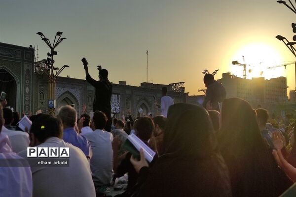 حضور هزاران نفر از زائران و مجاوران امام رضا (ع) در مراسم قرائت دعای عرفه