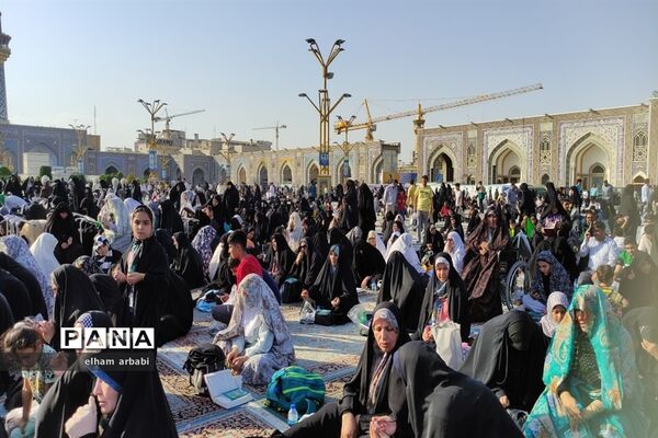 حضور هزاران نفر از زائران و مجاوران امام رضا (ع) در مراسم قرائت دعای عرفه