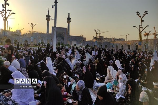 حضور هزاران نفر از زائران و مجاوران امام رضا (ع) در مراسم قرائت دعای عرفه