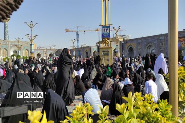حضور هزاران نفر از زائران و مجاوران امام رضا (ع) در مراسم قرائت دعای عرفه
