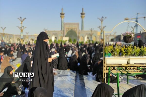 حضور هزاران نفر از زائران و مجاوران امام رضا (ع) در مراسم قرائت دعای عرفه